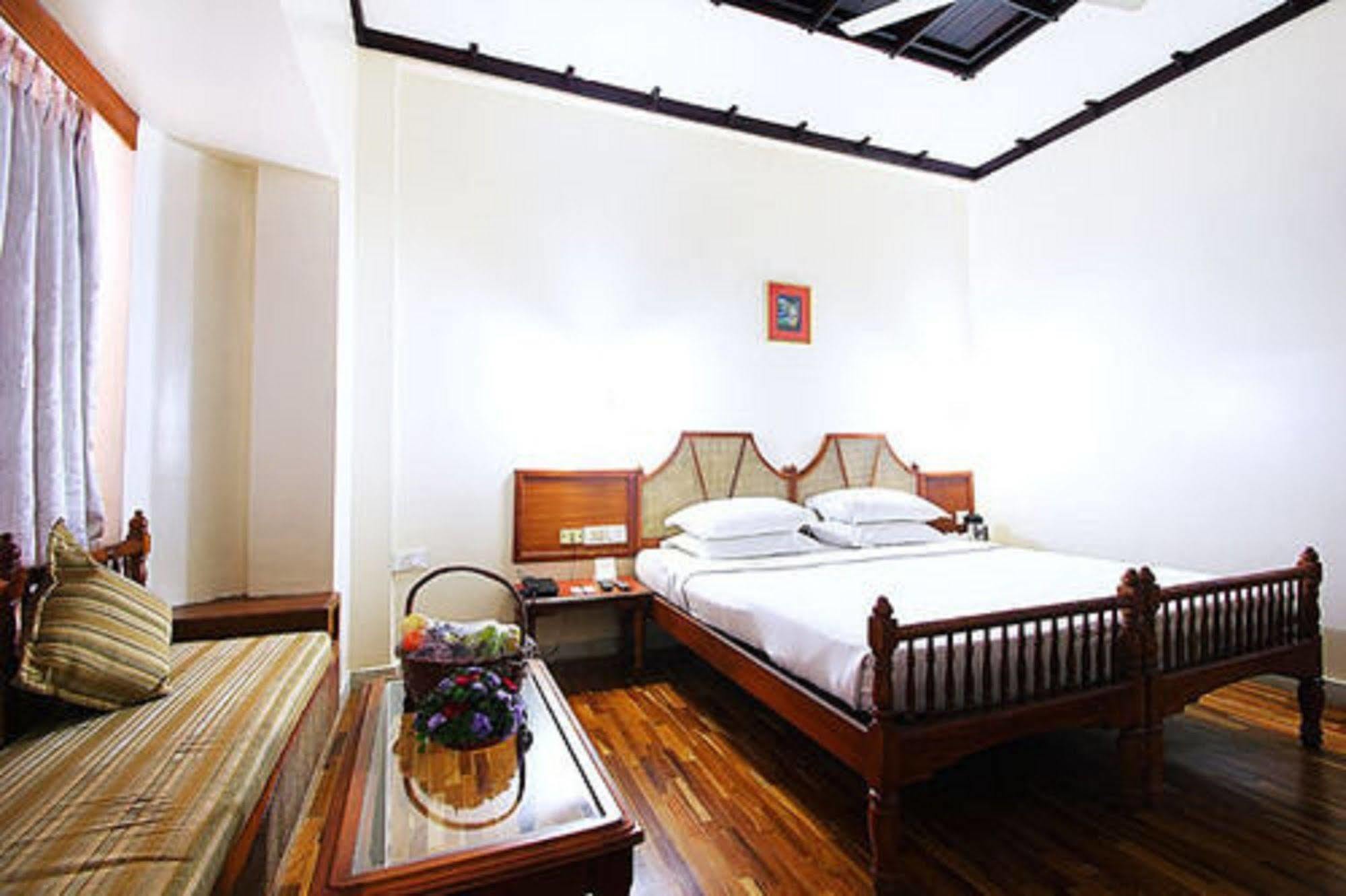 The Woods Manor Mg Road 3* Kochi