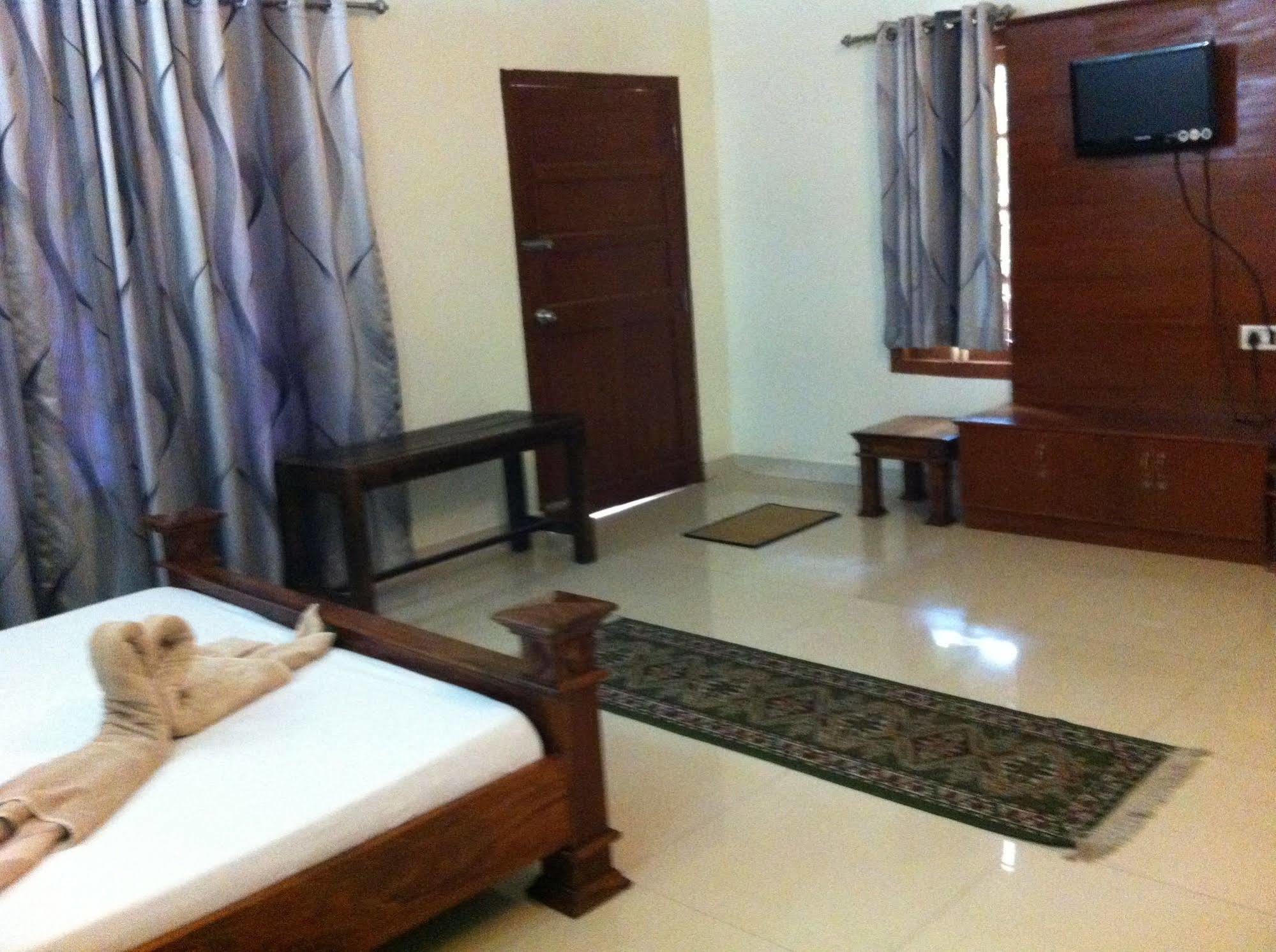 Oyo 63551 Pleasant Near 3*