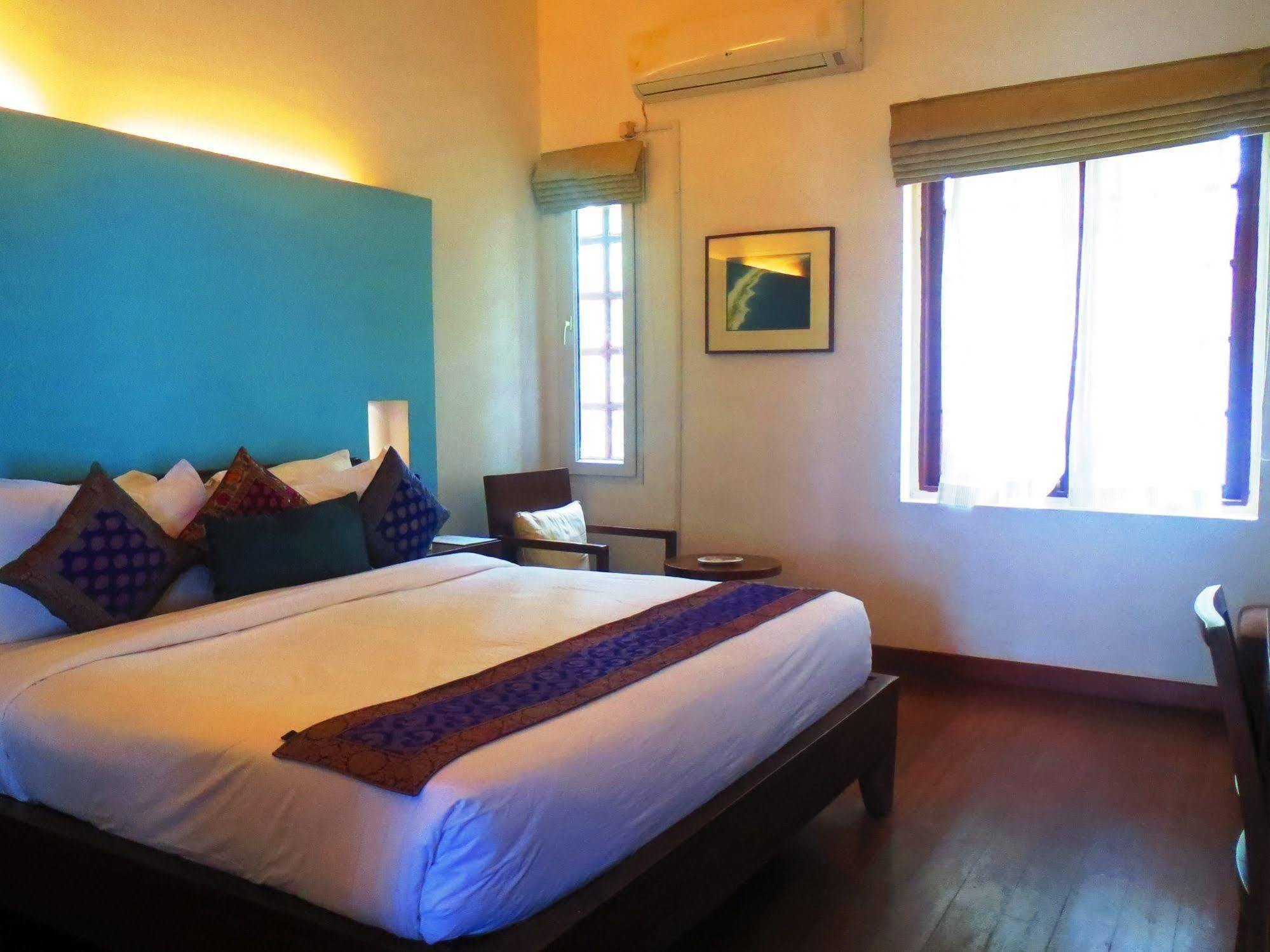 Old Lighthouse Bristow , 3*
