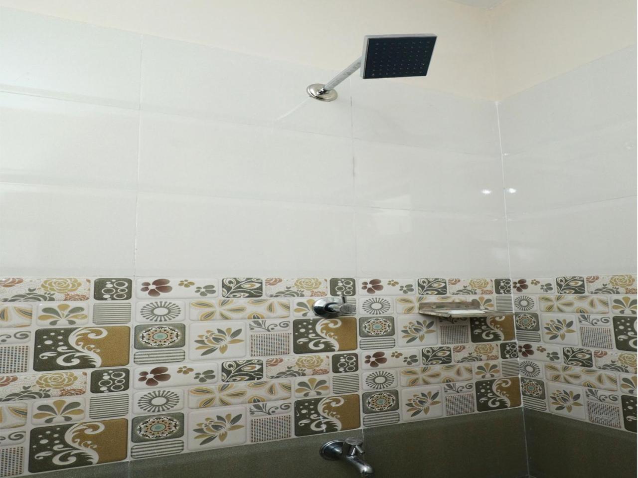 Oyo 6728 Almas Residency