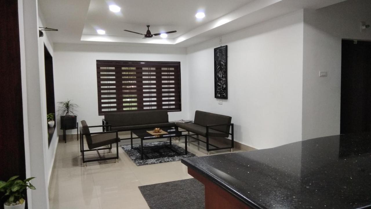 Madaparambil Tenants Hotel *