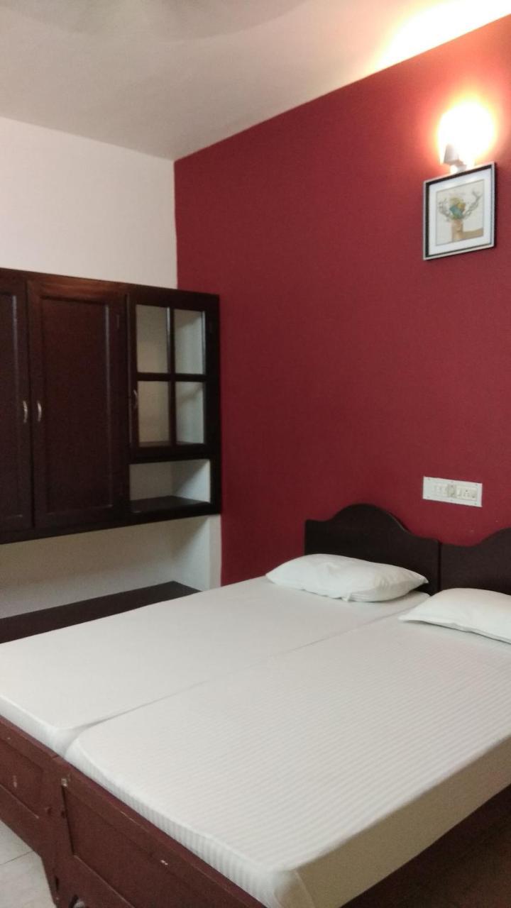 Madaparambil Tenants Hotel *