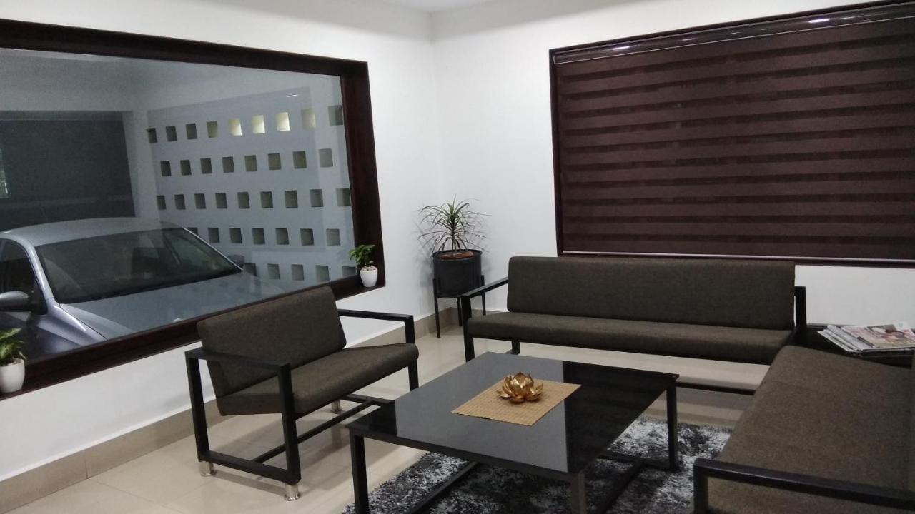 Madaparambil Tenants Hotel *