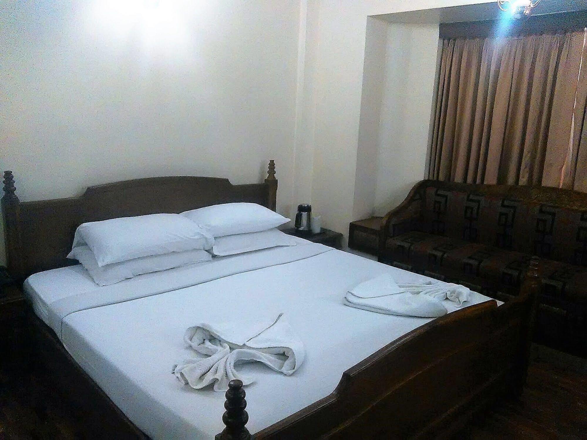 The Woods Manor Mg Road 3*