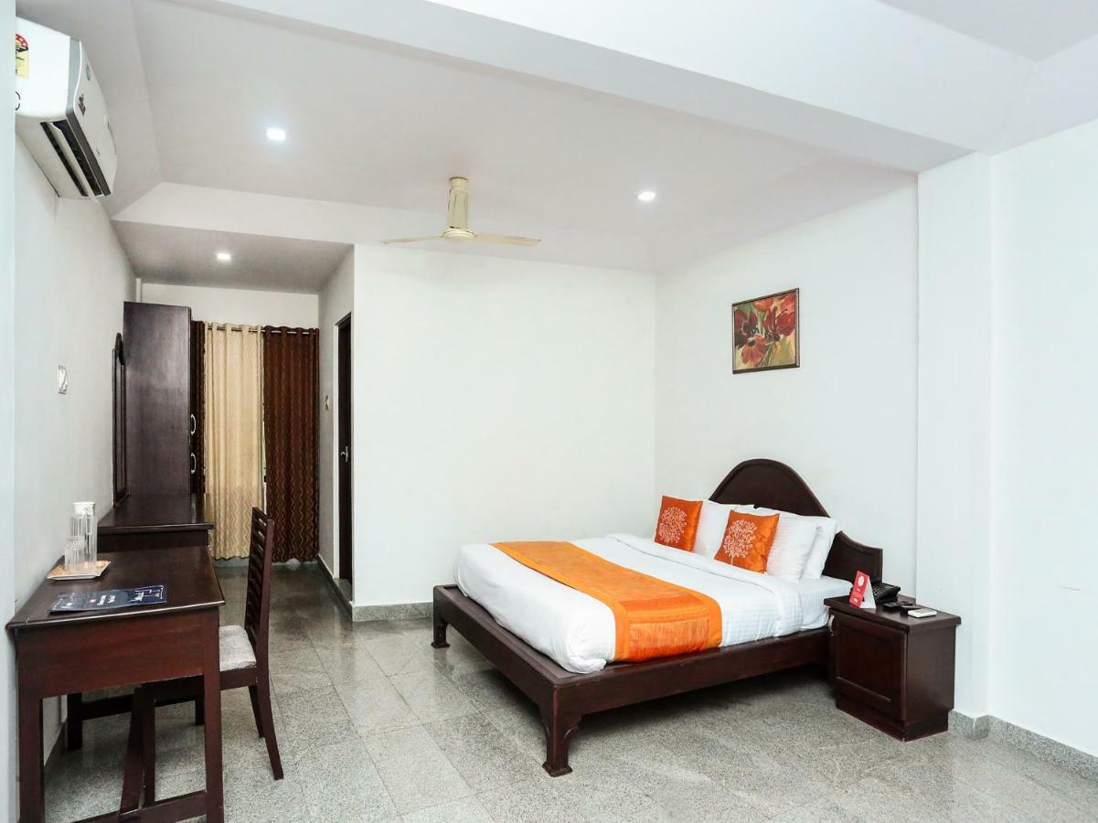 Hotel Oyo 9902 Nedumparambil Residency