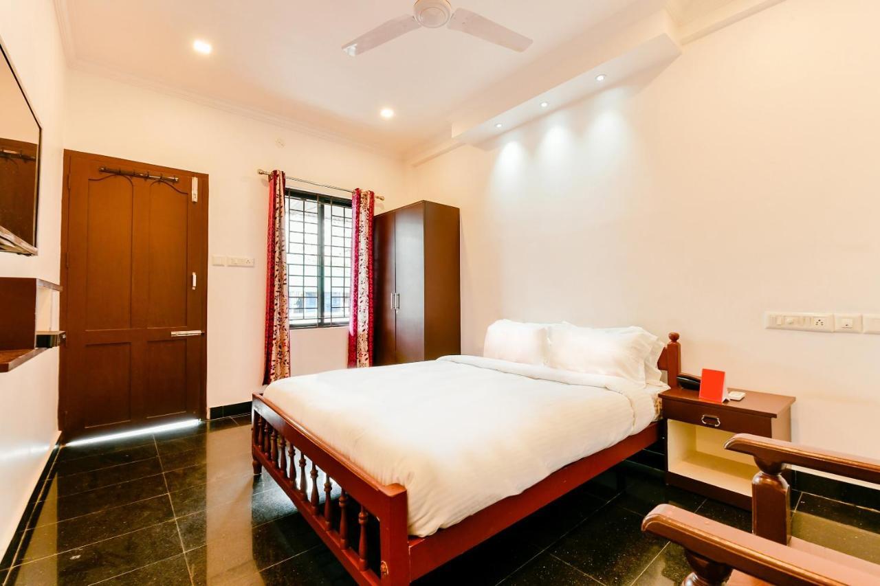 Spot On 39480 Vattekad Tourist Kochi