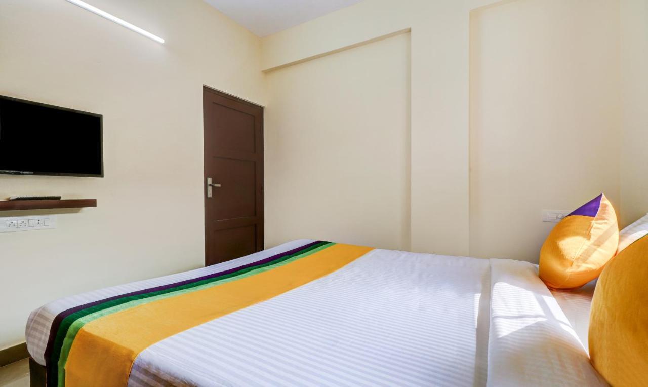 Hotel Itsy Rain Tulsi Stayz, Palarivattom Junction Kochi