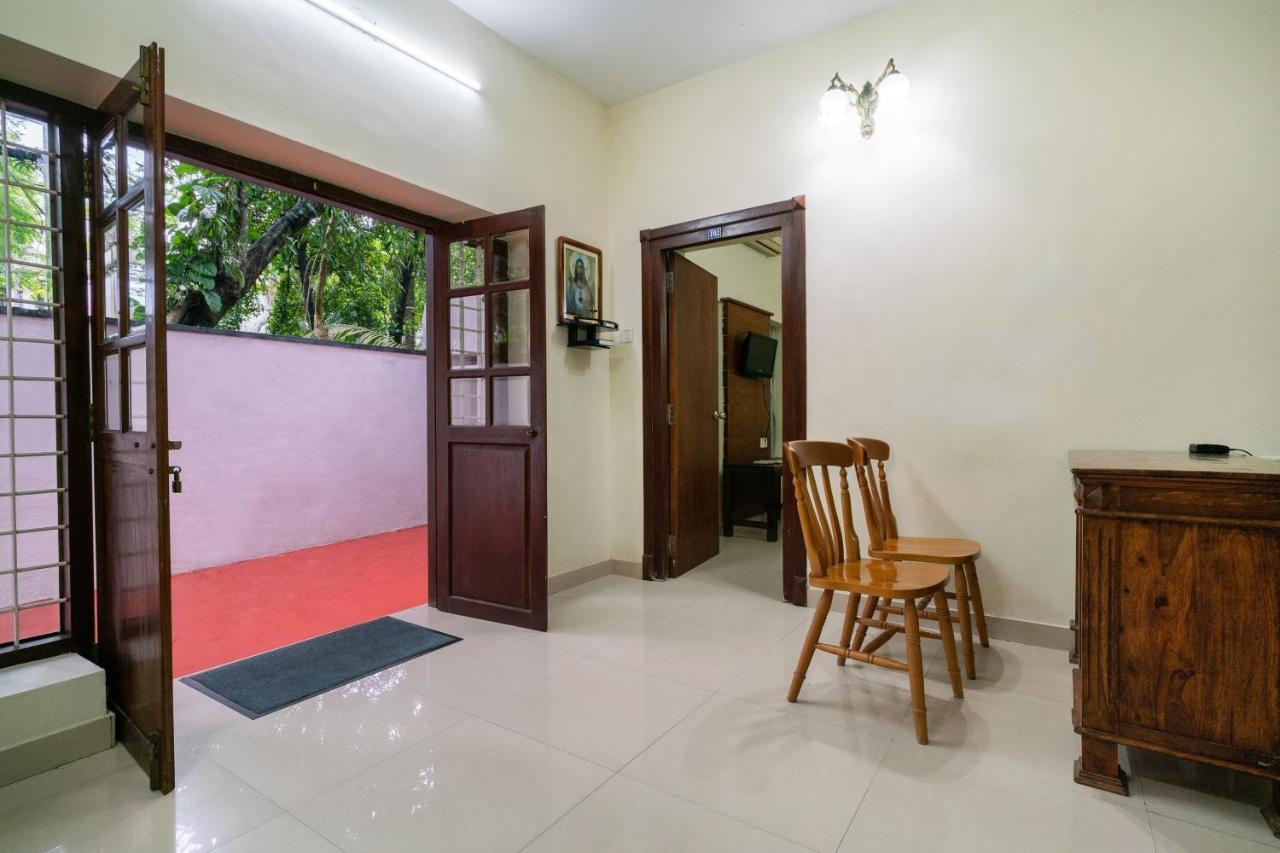 Oyo 63551 Pleasant Near