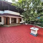 Spacious Green Villa In Vytilla
