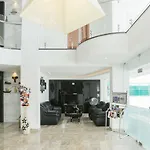 Hotel Crown Suites