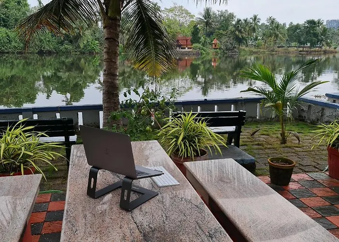 Muralee\'S Riverside Villa In Kochi