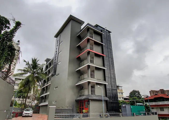 Oyo Townhouse 061 Gcda Kakkanad Signal