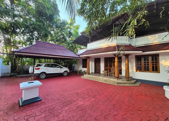 Spacious Green Villa In Vytilla