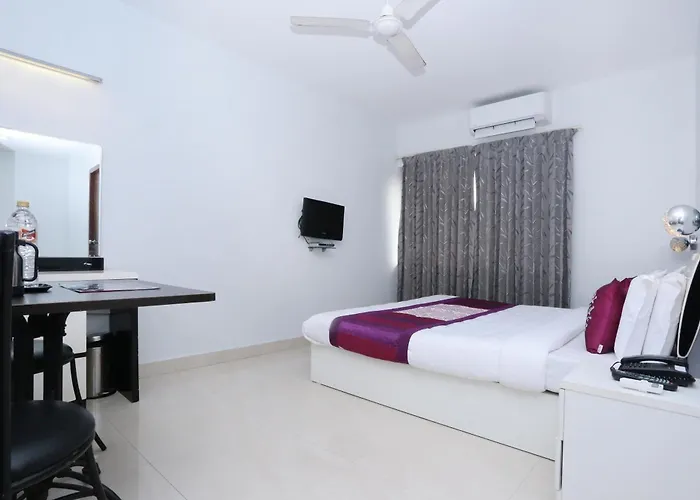 Super Townhouse Malabar Illam