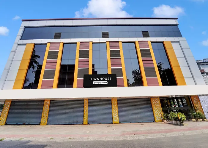 Super Townhouse Ernakulam North