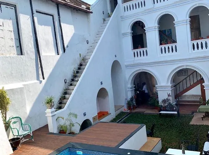 Old Courtyard Hotel