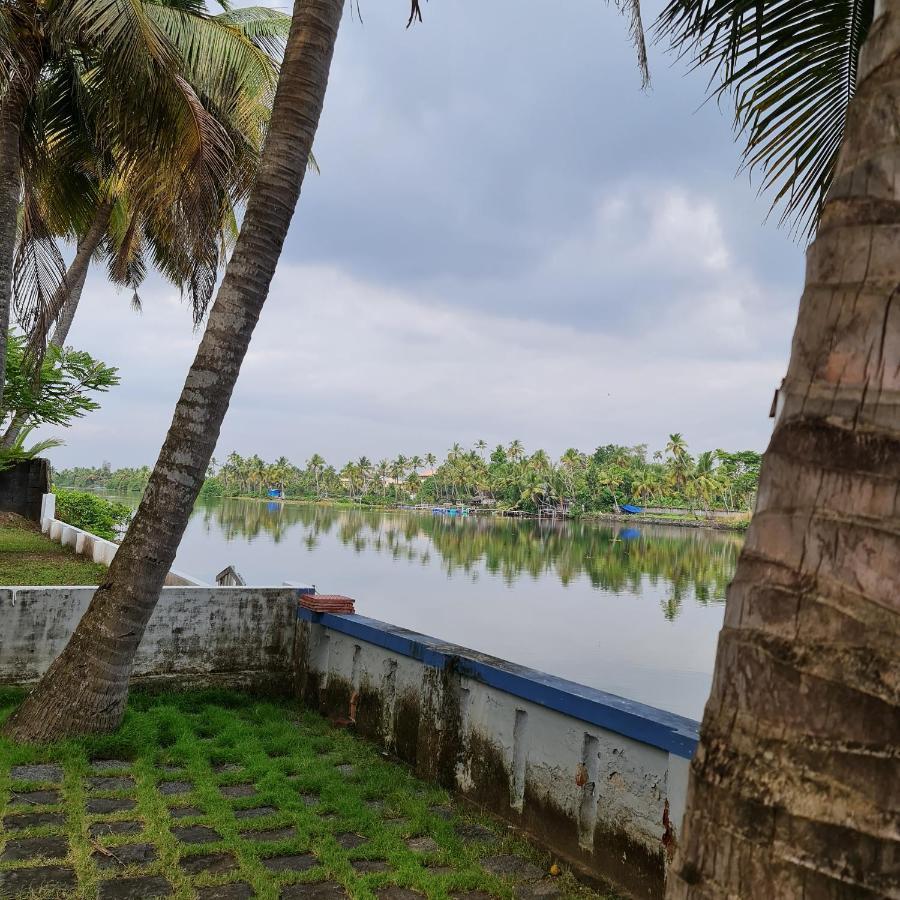 Muralee'S Riverside Villa In Kochi Holiday home