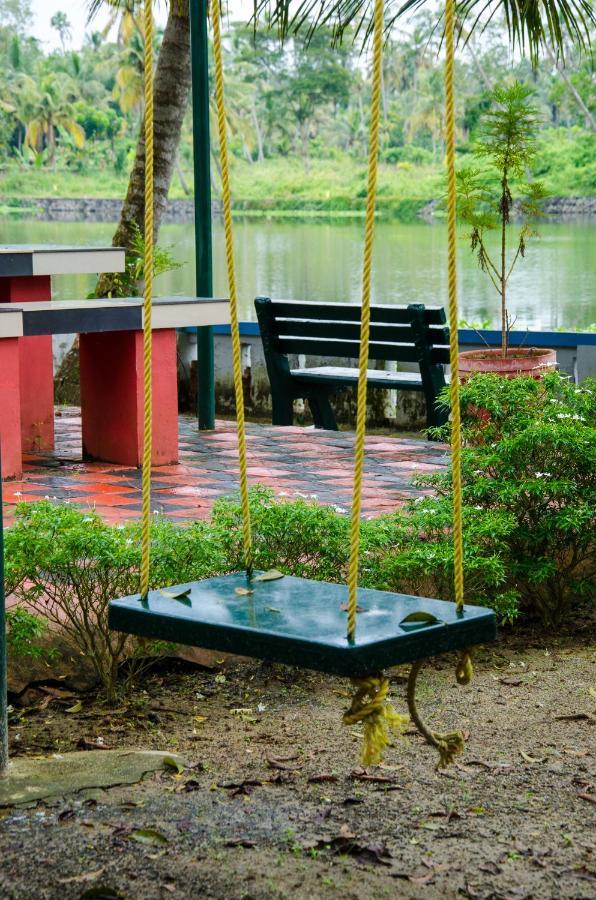 Muralee'S Riverside Villa In Kochi Kochi