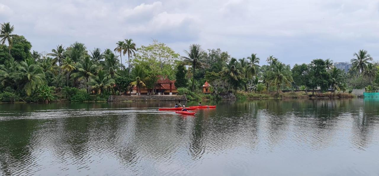 Muralee'S Riverside Villa In Kochi Kochi
