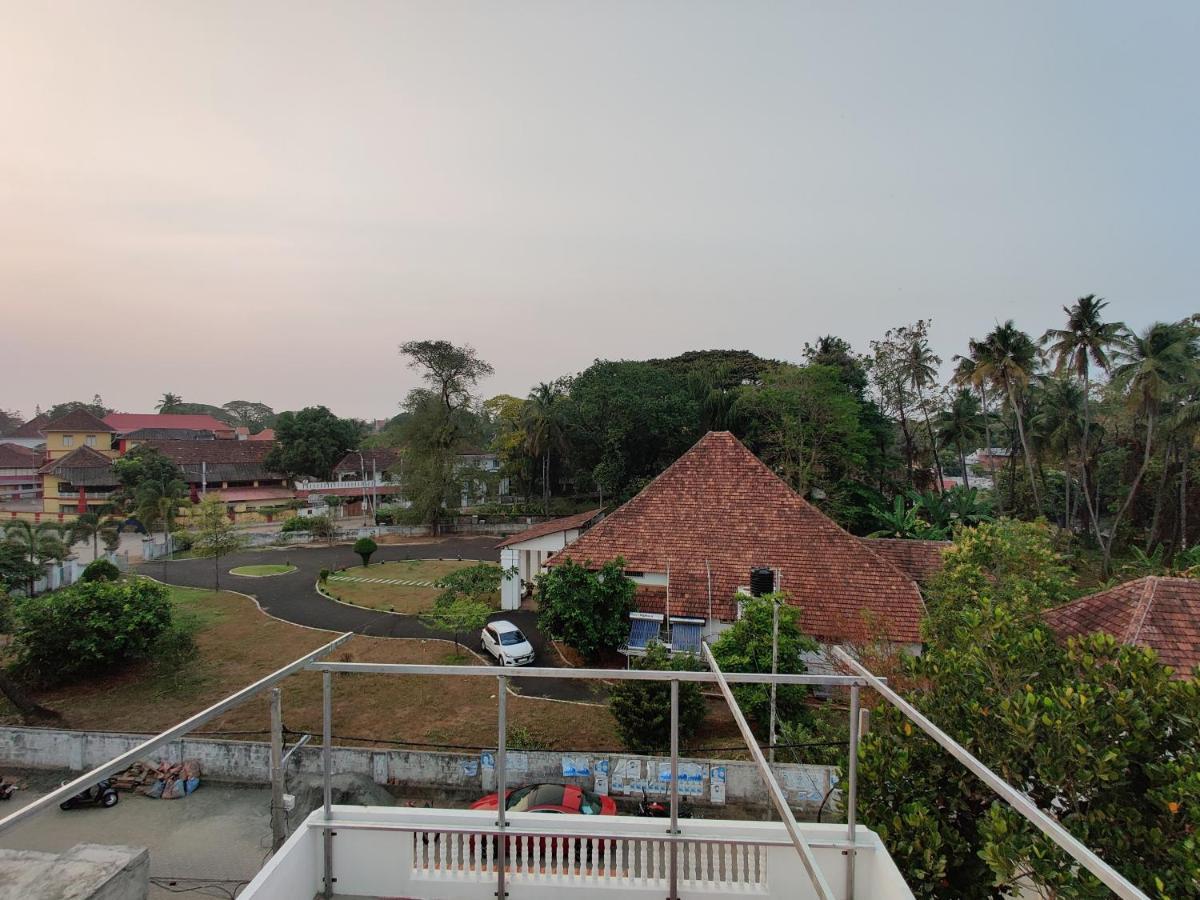 Calvin's * Kochi