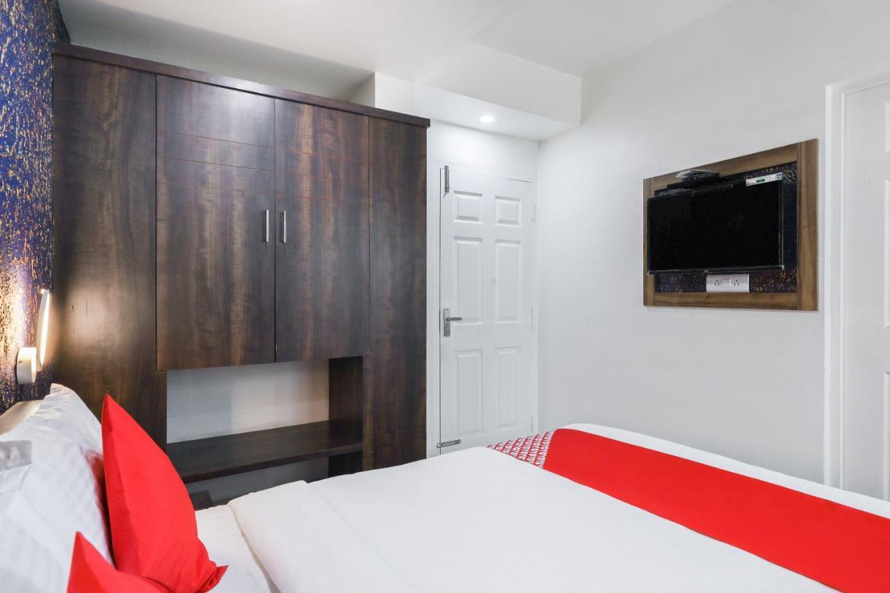 Capital O 71307 Feathers Hotel