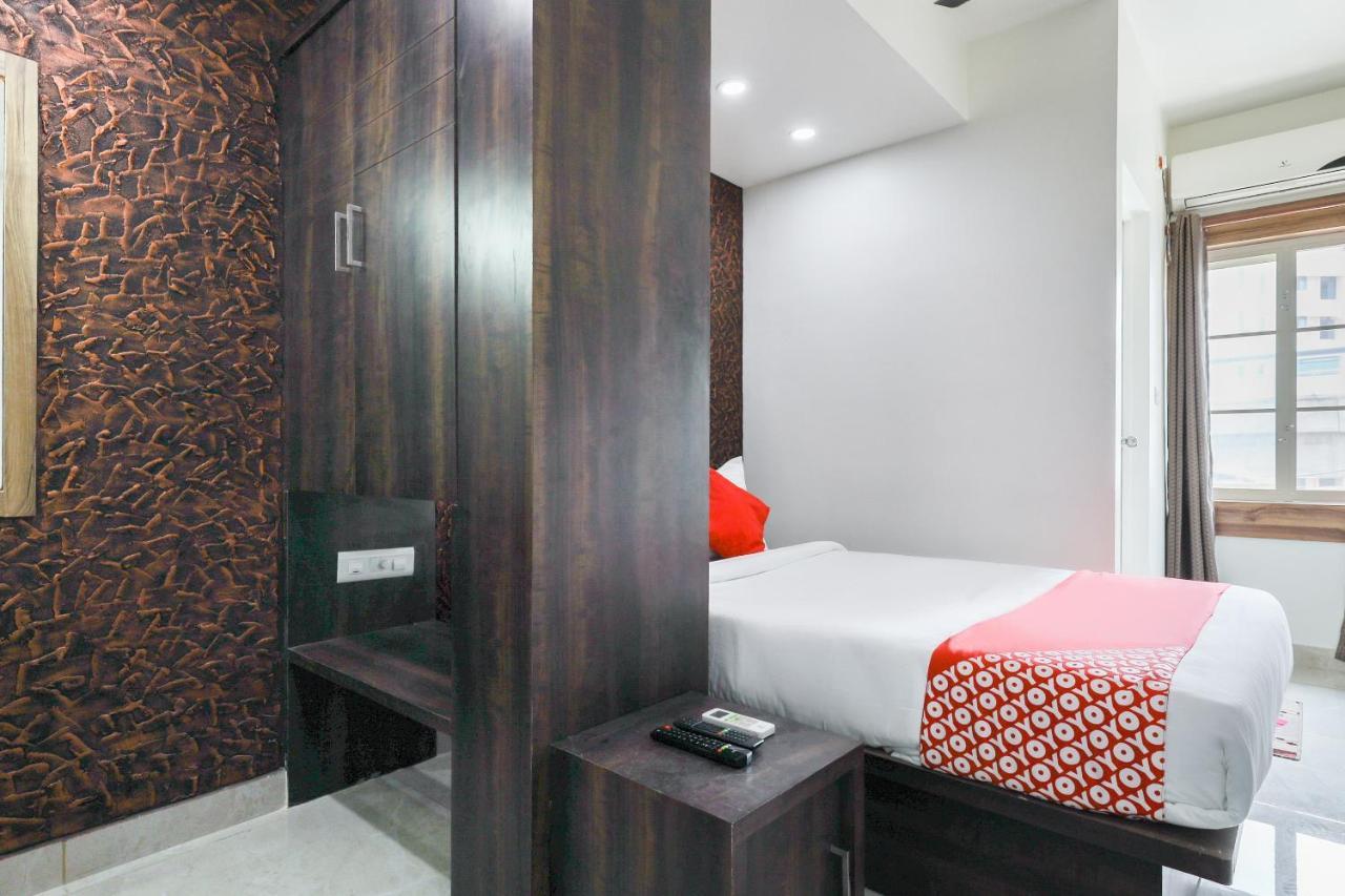 Capital O 71307 Feathers Hotel