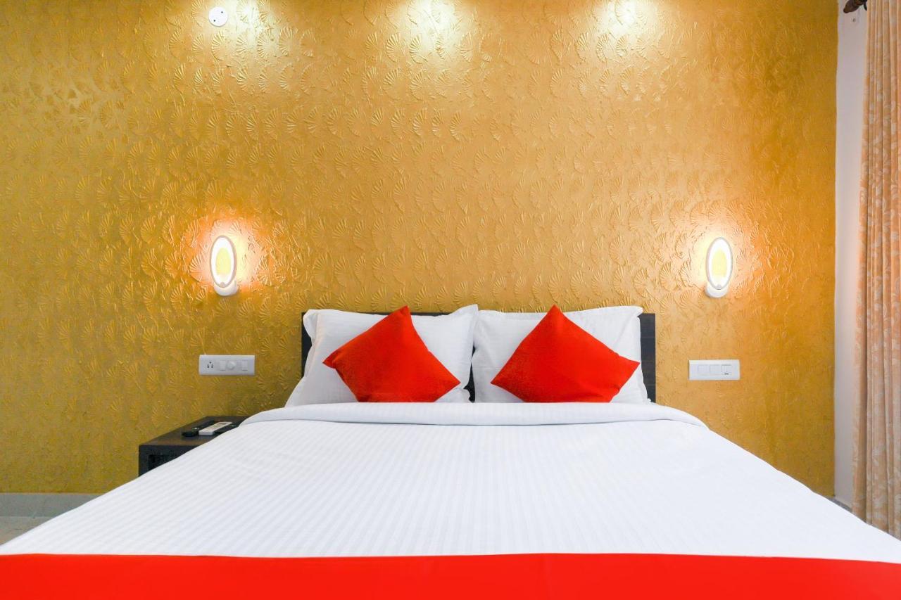 Capital O 71307 Feathers Hotel