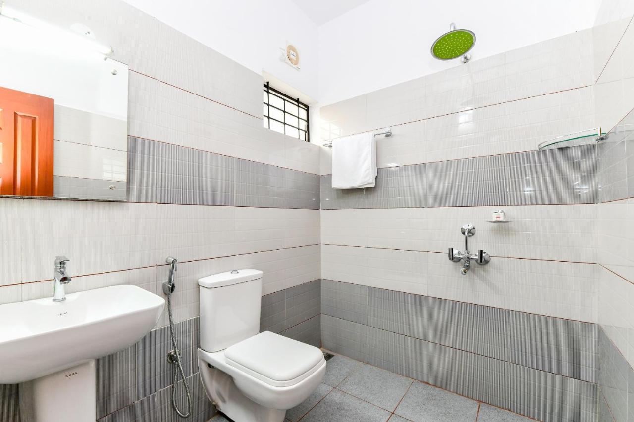 Capital O 30549 D Hotel 3*