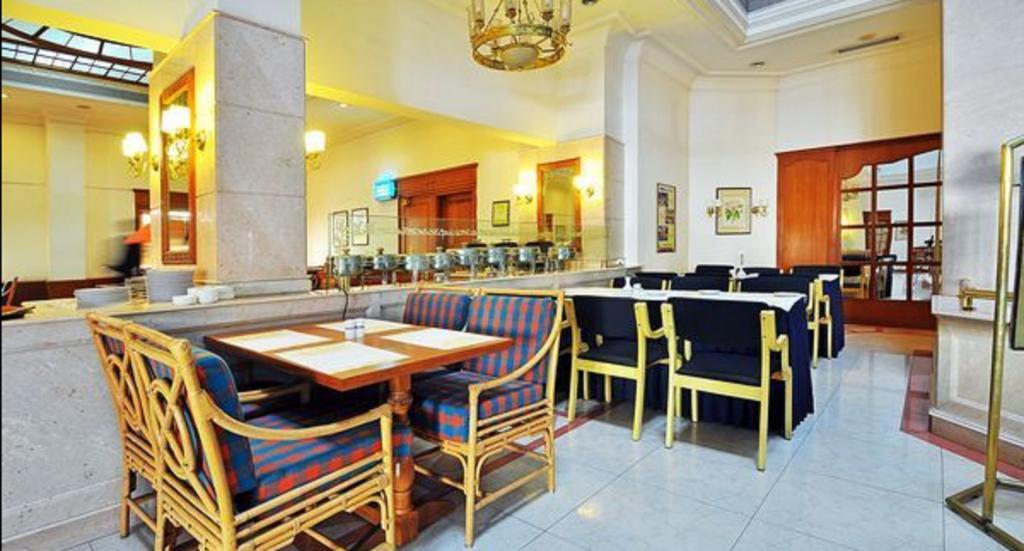 Hotel Abad Atrium Kochi