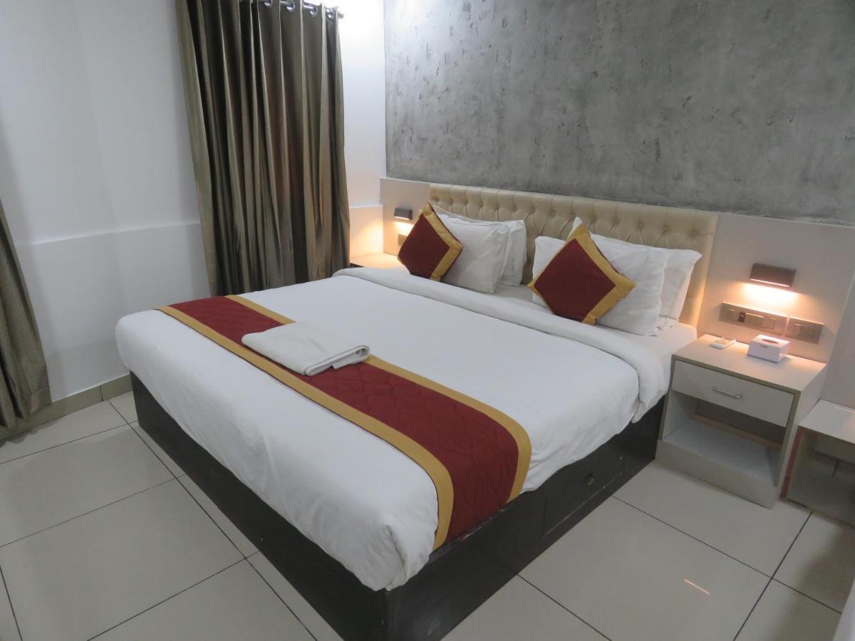 Hotel Reegate Near South Railway Station Kochi