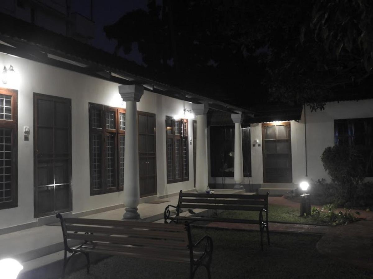 Hotel Alfred Place 2*