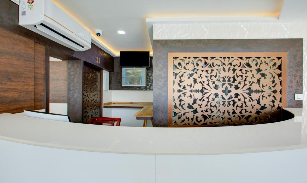 Treebo Shore Residency, 290 M From Lakeshore Hospital 3*