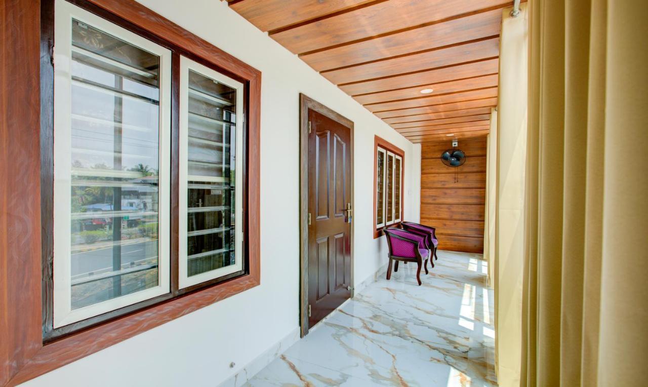 Treebo Shore Residency, 290 M From Lakeshore Hospital 3*