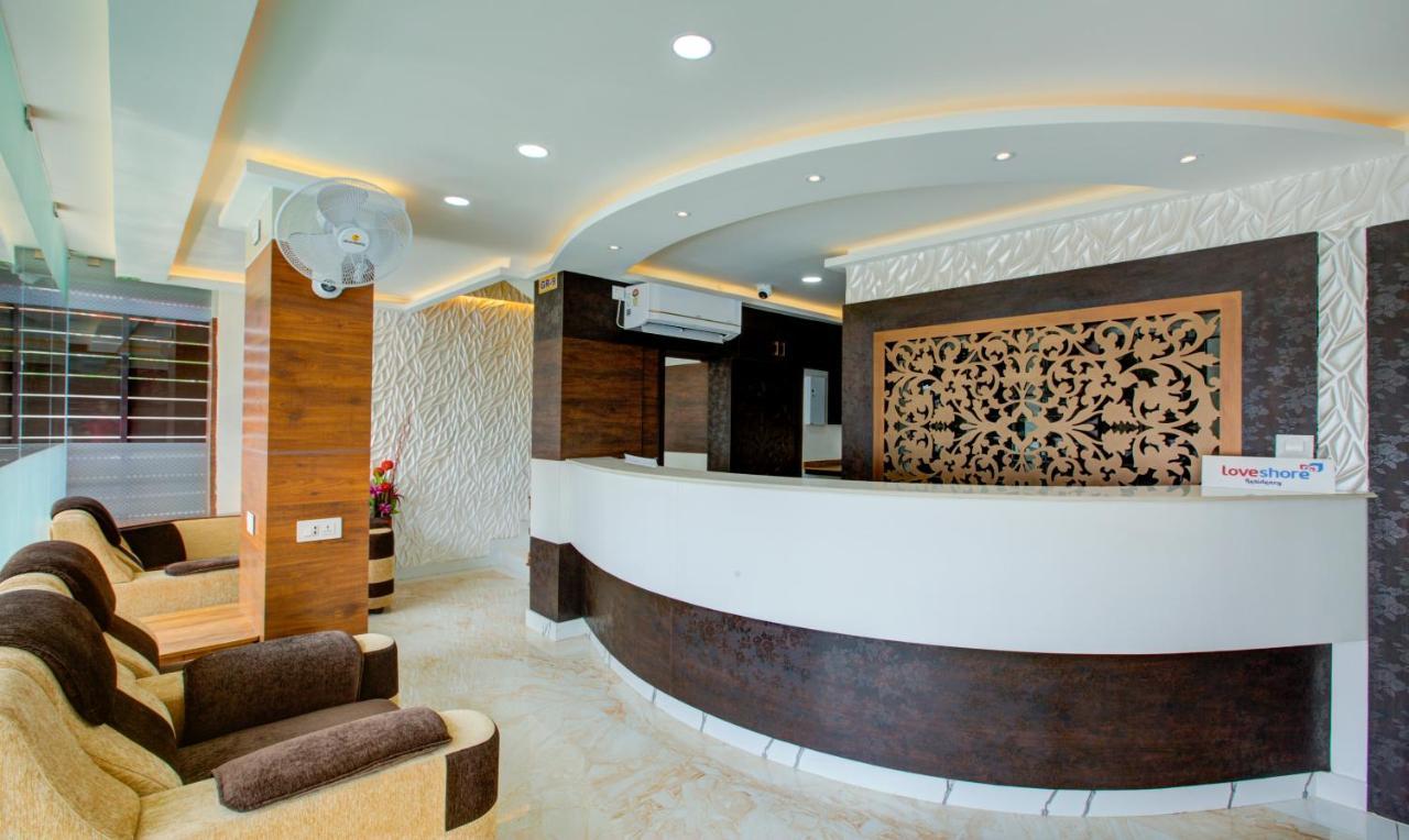 Treebo Shore Residency, 290 M From Lakeshore Hospital 3*