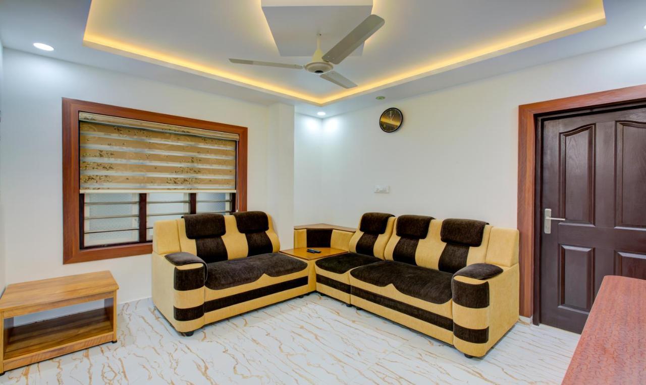 Treebo Shore Residency, 290 M From Lakeshore Hospital Hotel Kochi