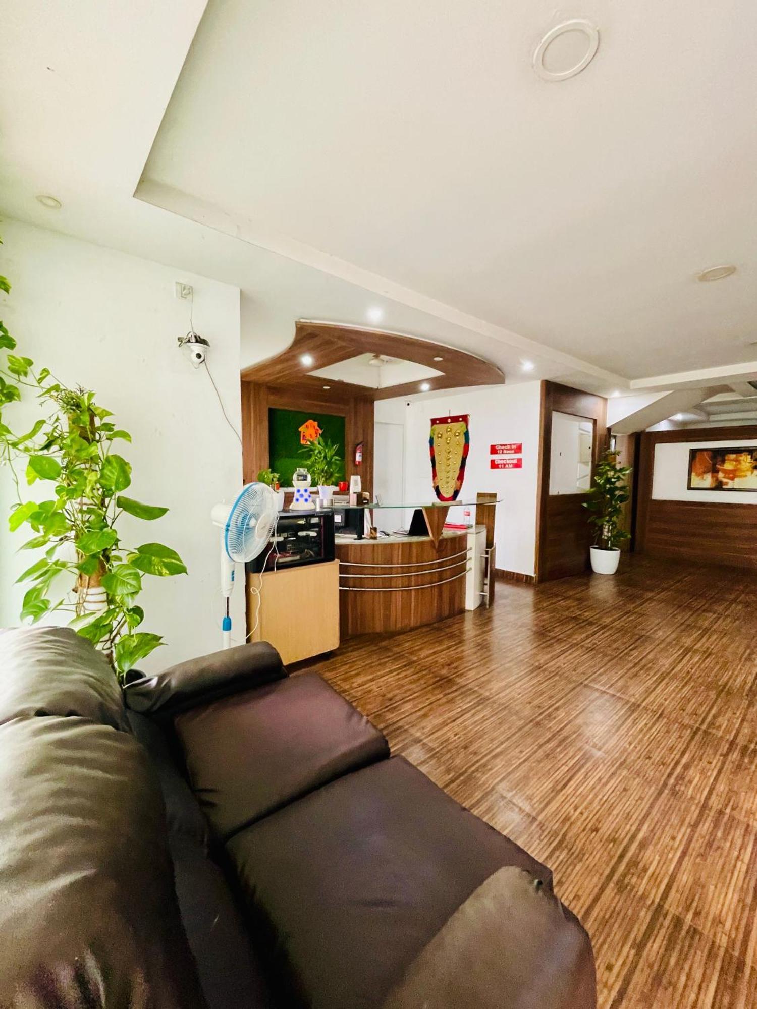Oval Retreat Palace Hotel