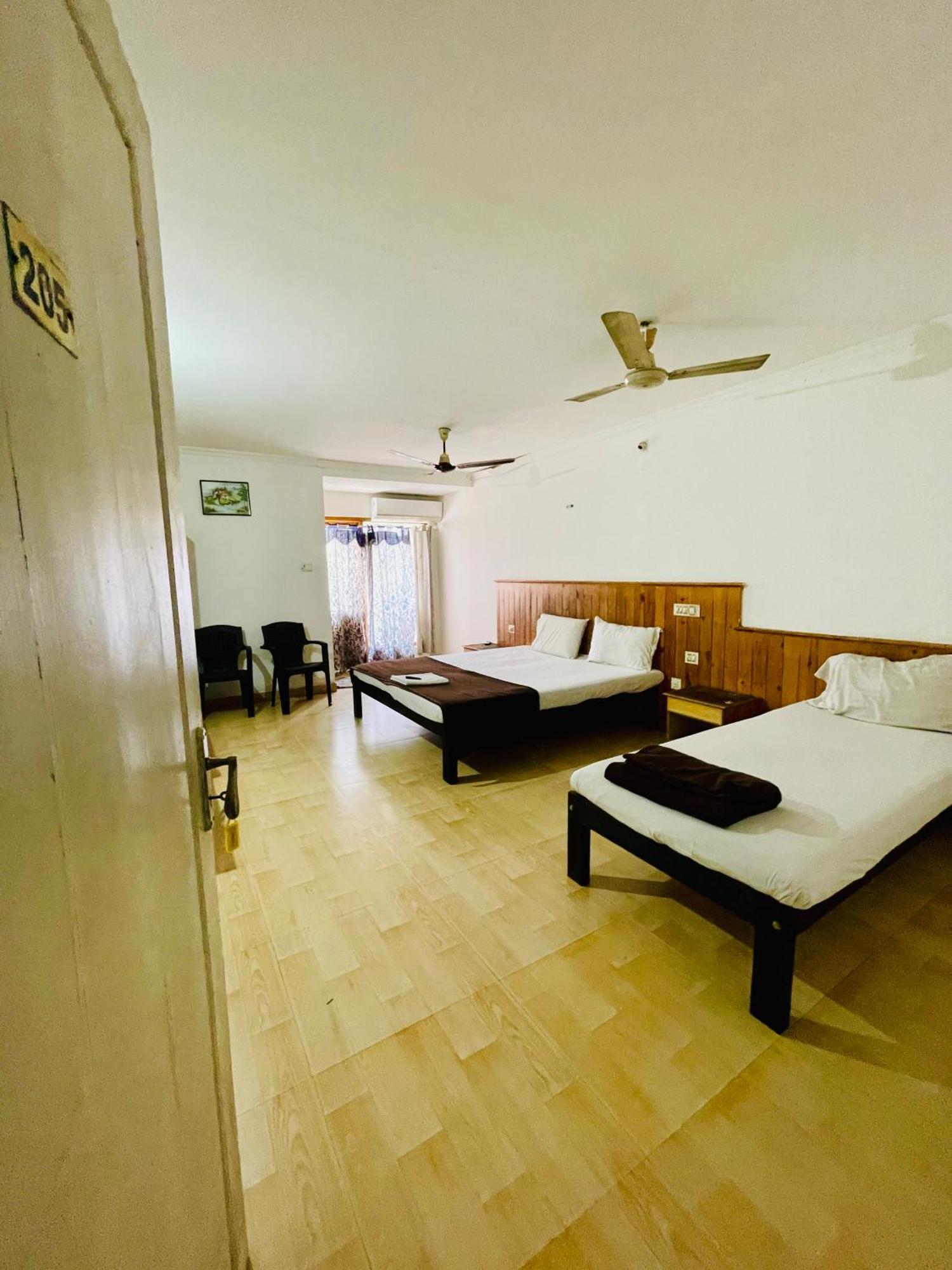 Oval Retreat Palace Hotel *