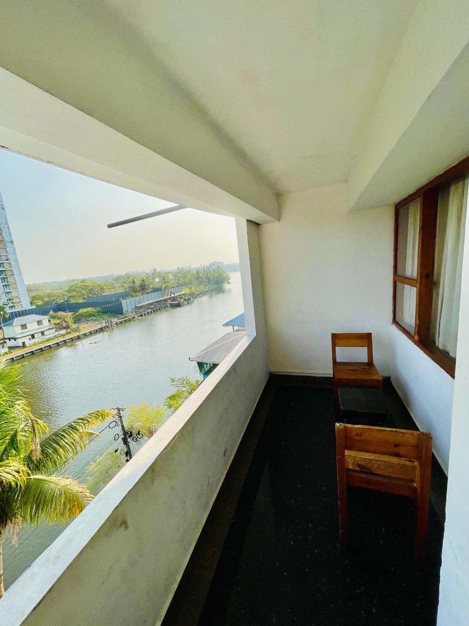 Oval Retreat Palace Hotel Kochi