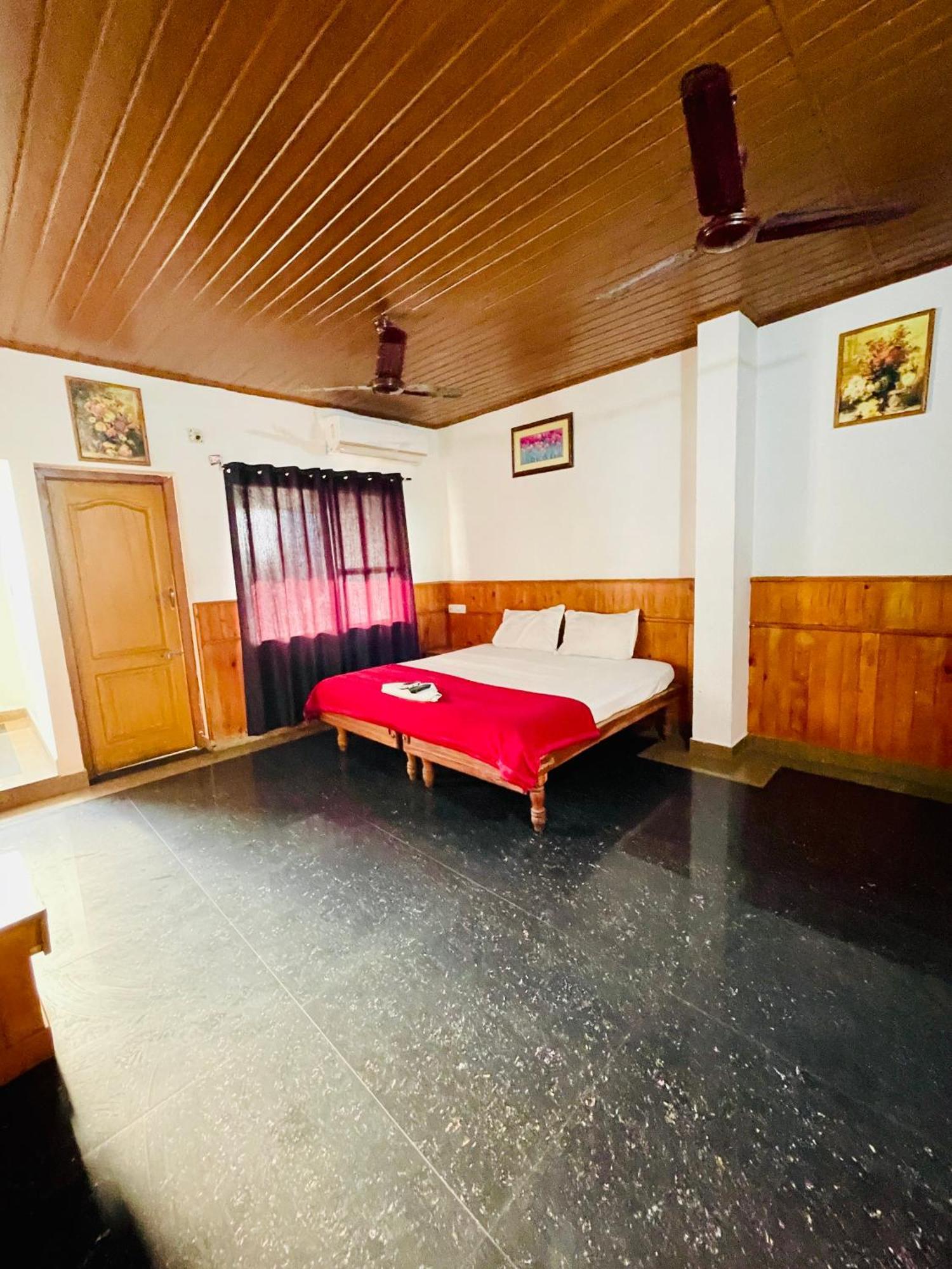 Oval Retreat Palace Hotel *