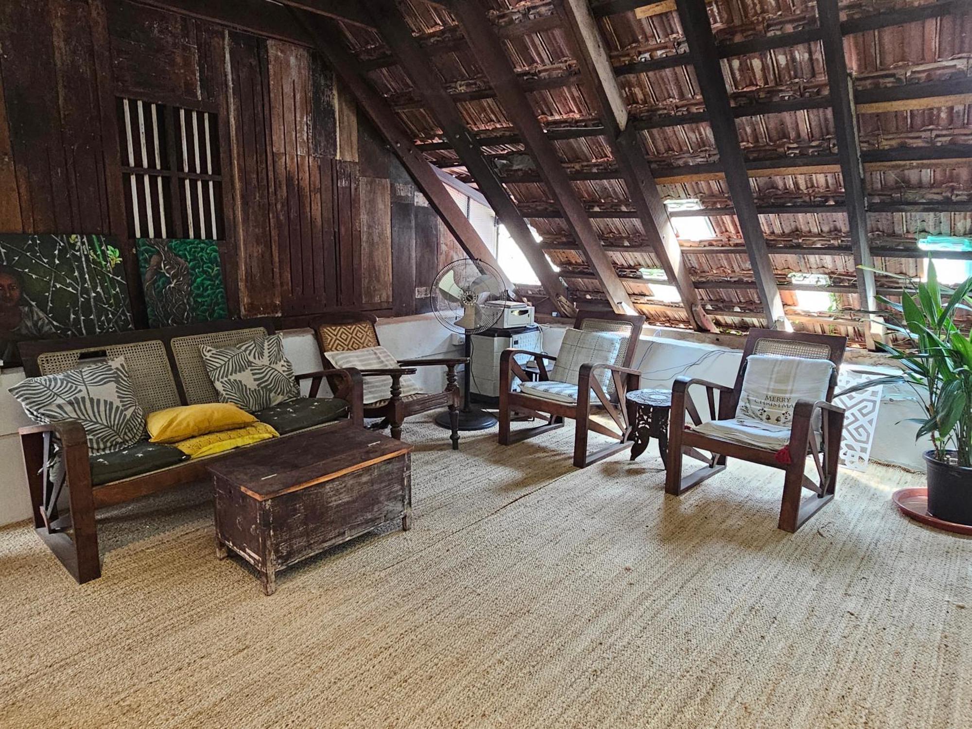 Homestay Idha Artists' Gallery - With Art *