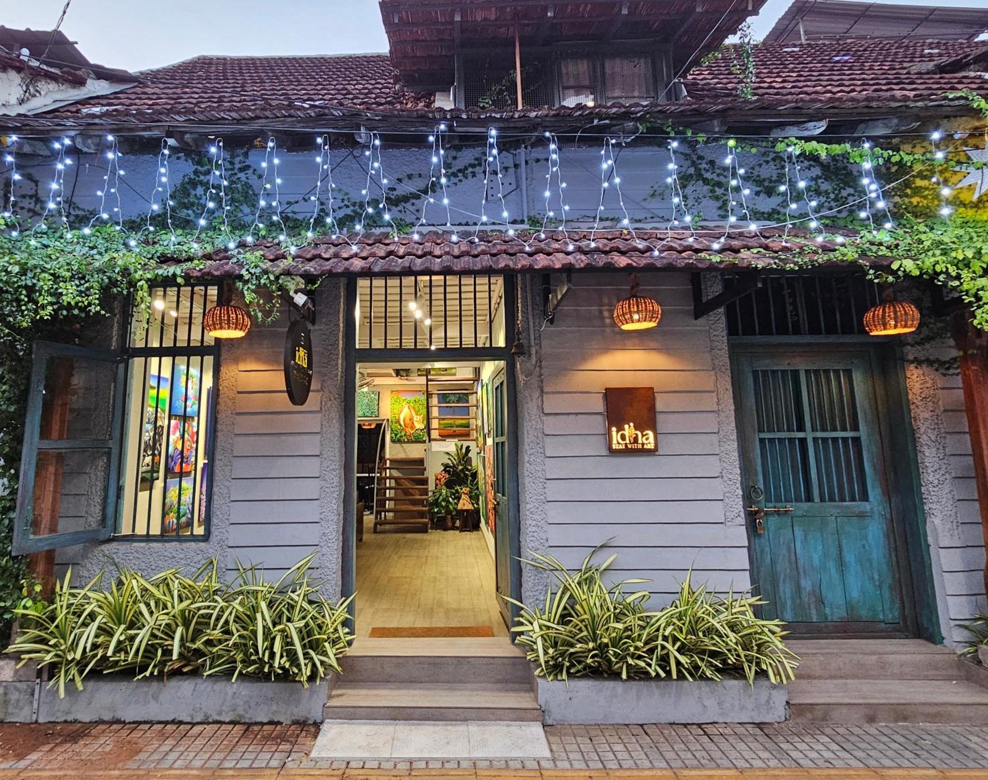 Homestay Idha Artists' Gallery - With Art
