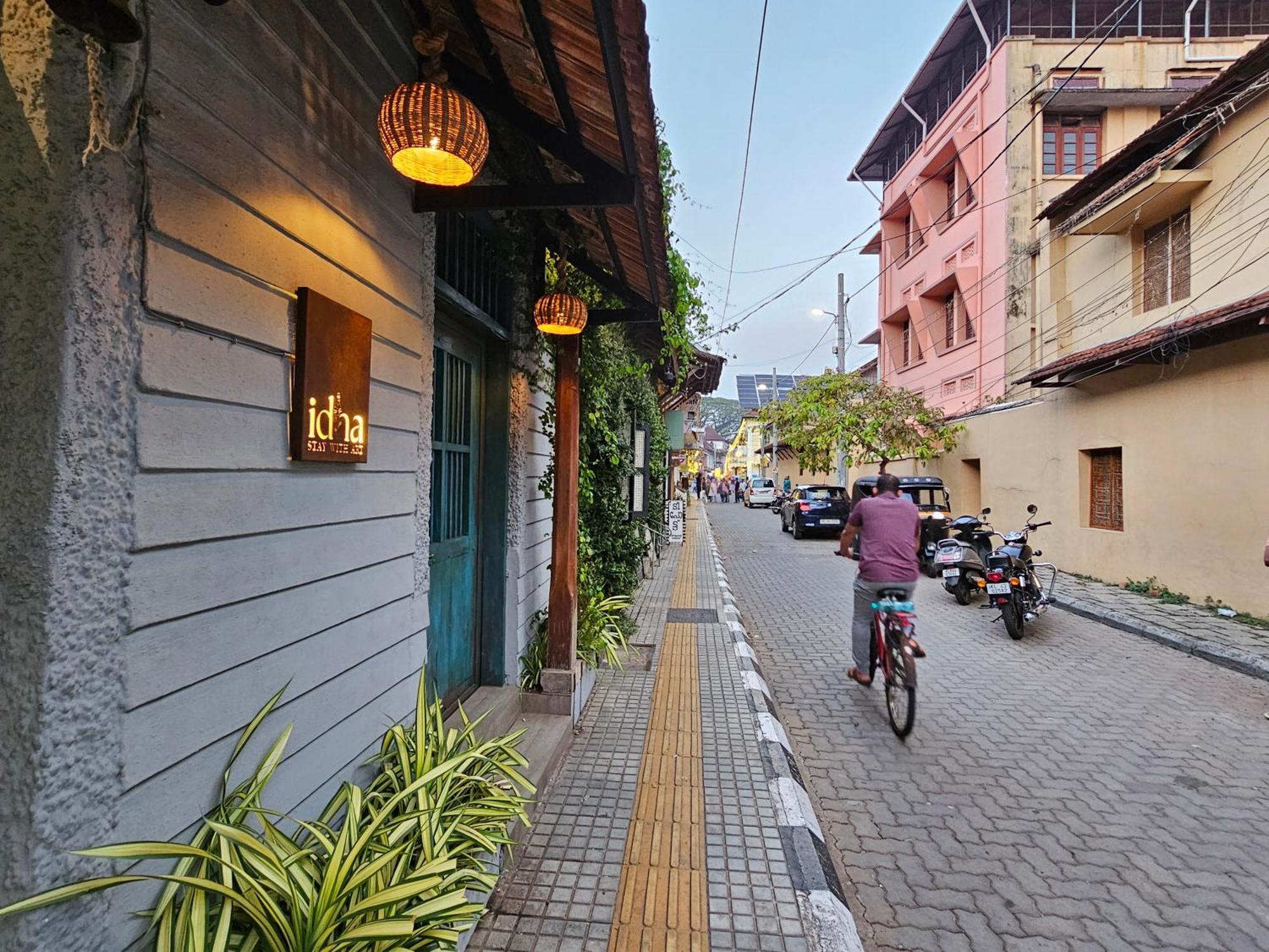 Homestay Idha Artists' Gallery - With Art