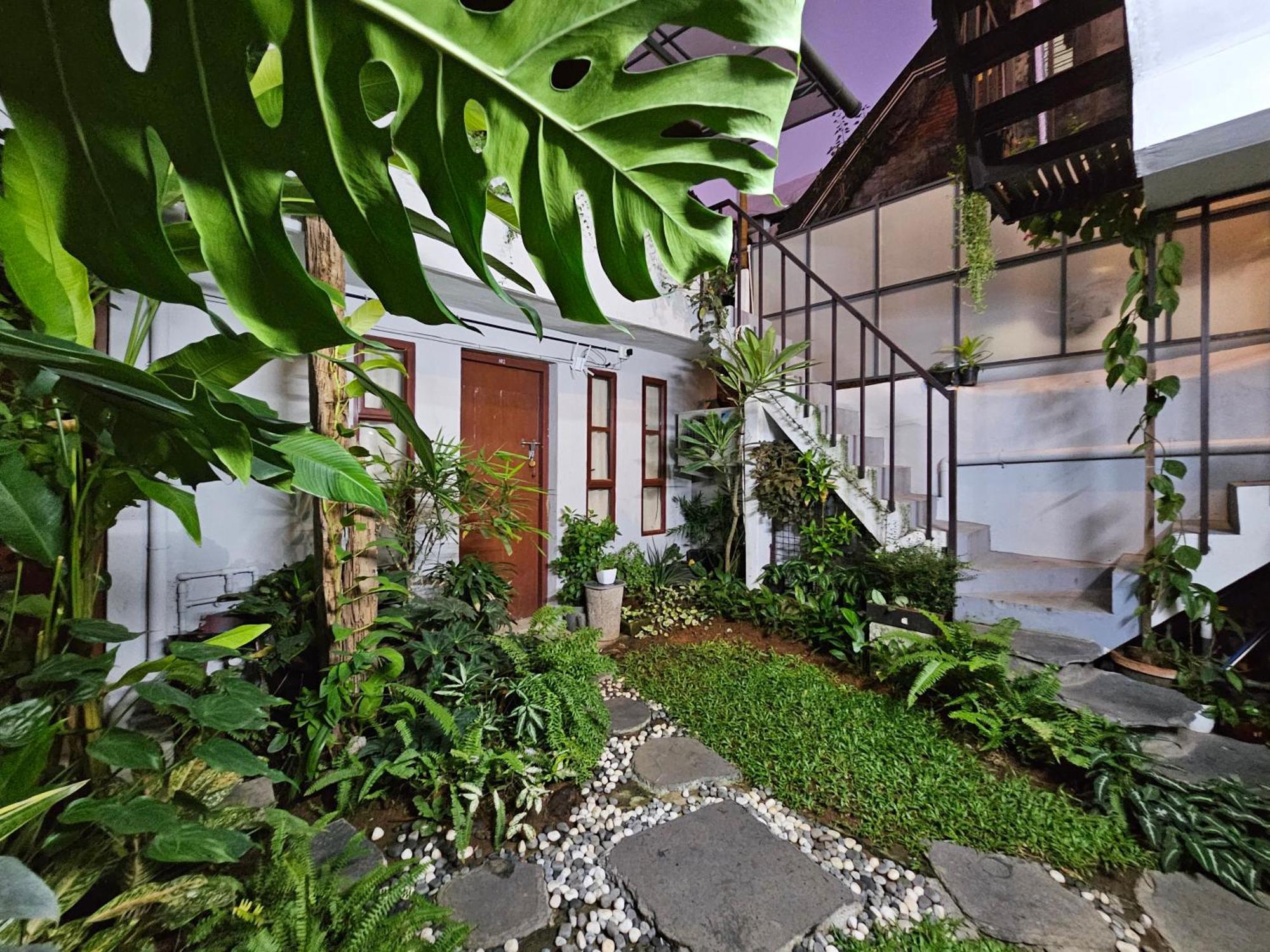Homestay Idha Artists' Gallery - With Art *
