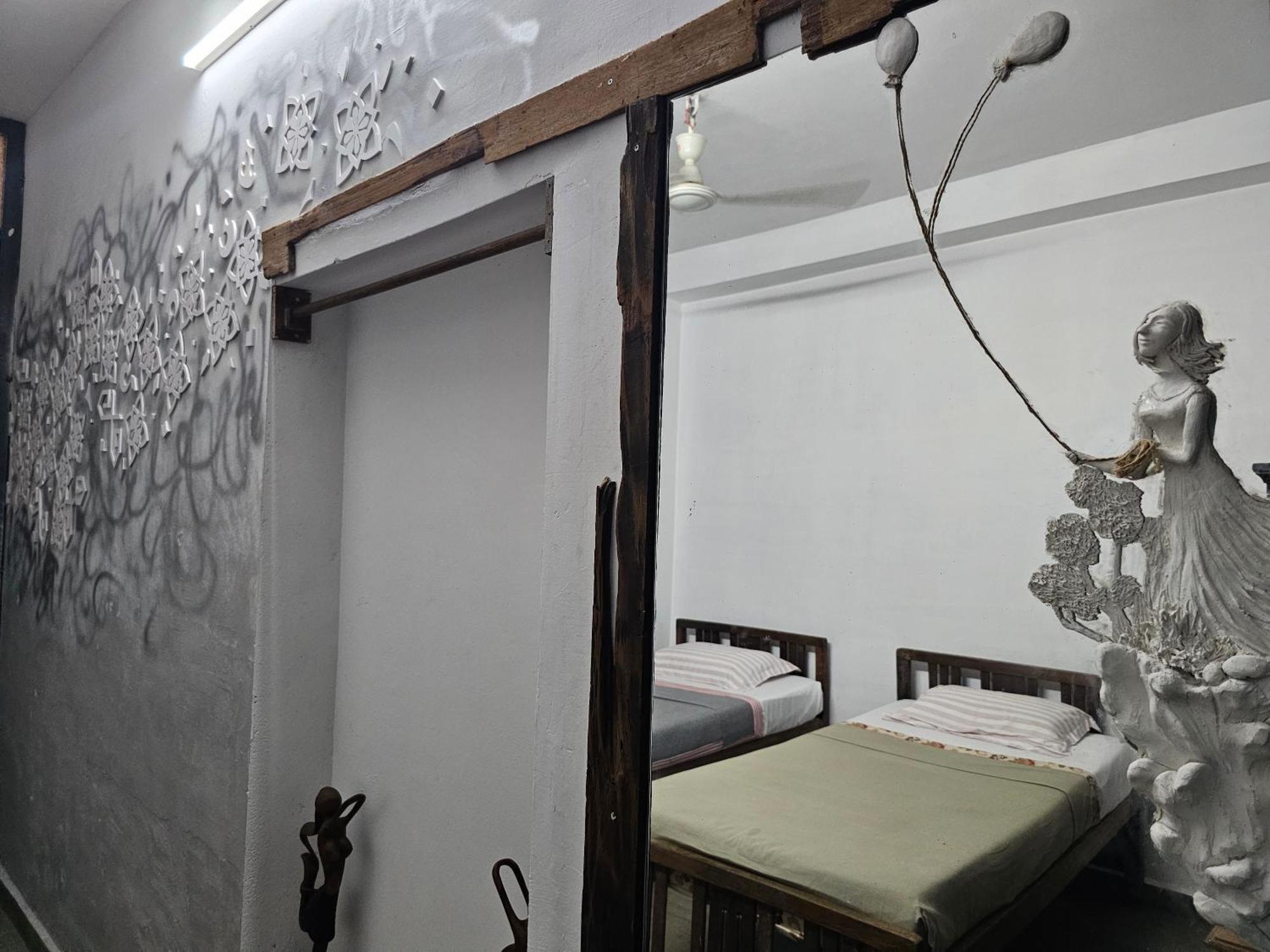 Homestay Idha Artists' Gallery - With Art *