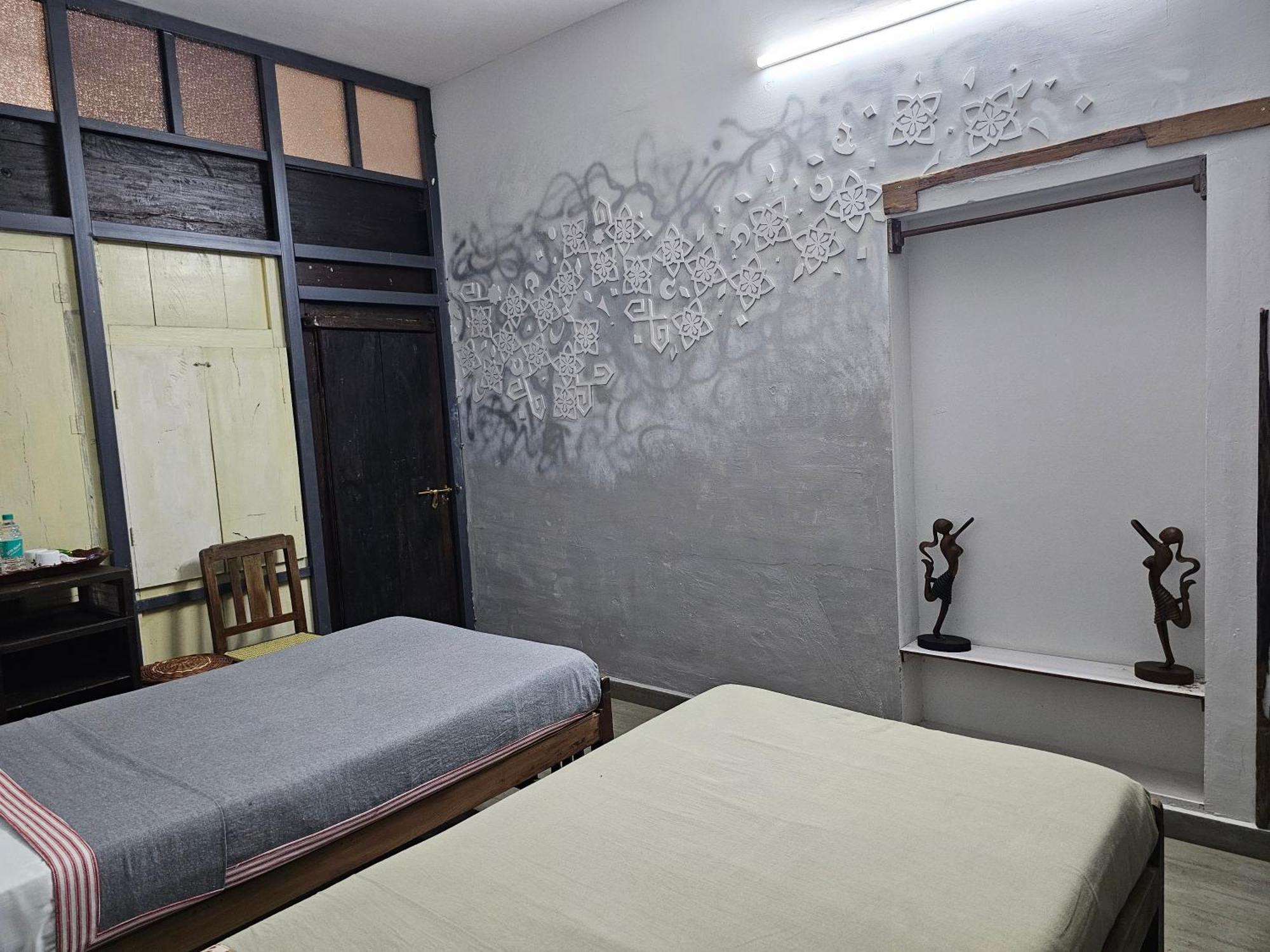 Homestay Idha Artists' Gallery - With Art *