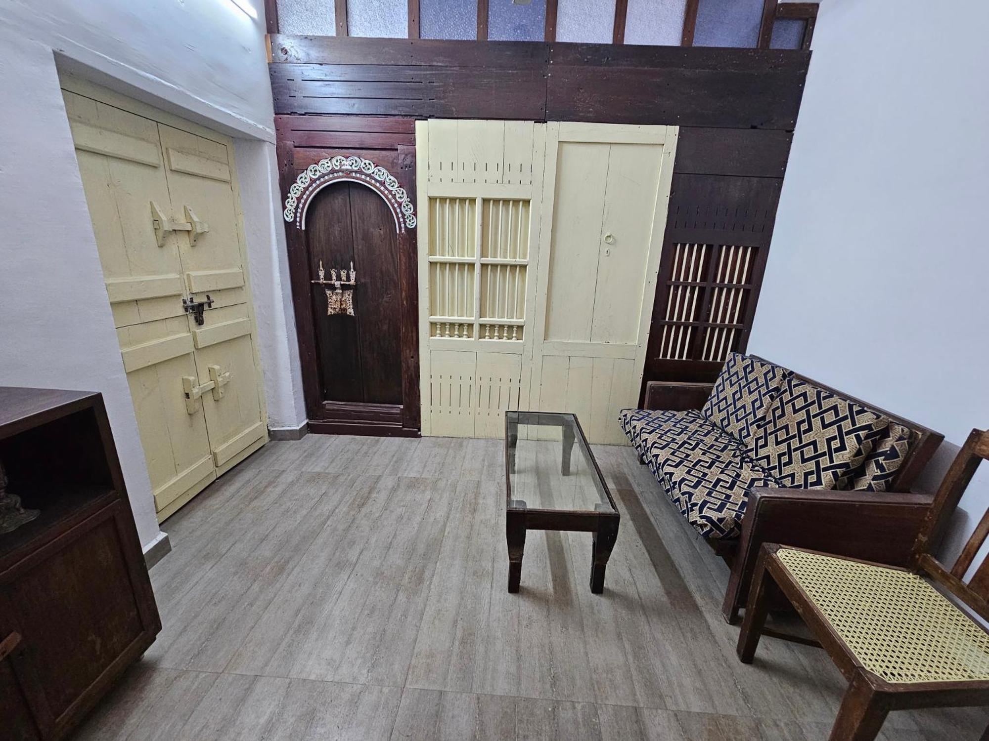 Homestay Idha Artists' Gallery - With Art