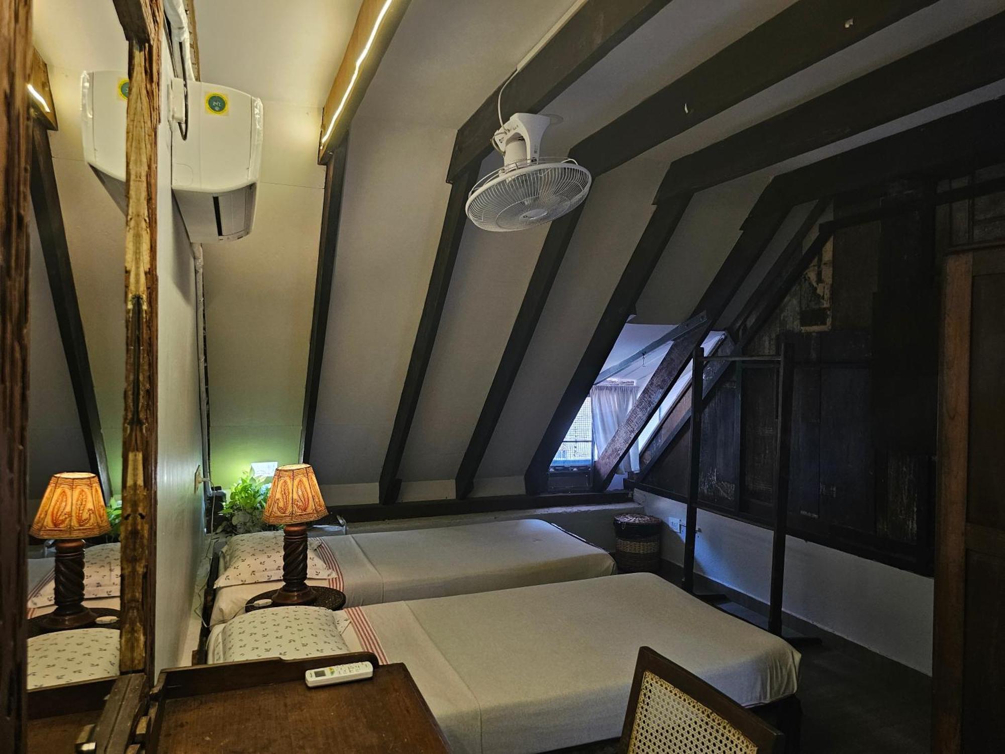 Homestay Idha Artists' Gallery - With Art *