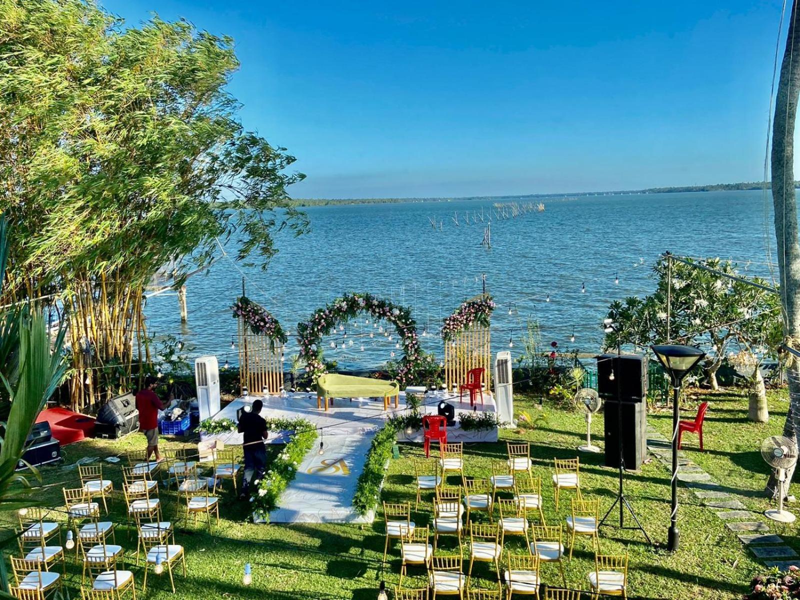 Waters Edge - A Vkation Experience * Kochi