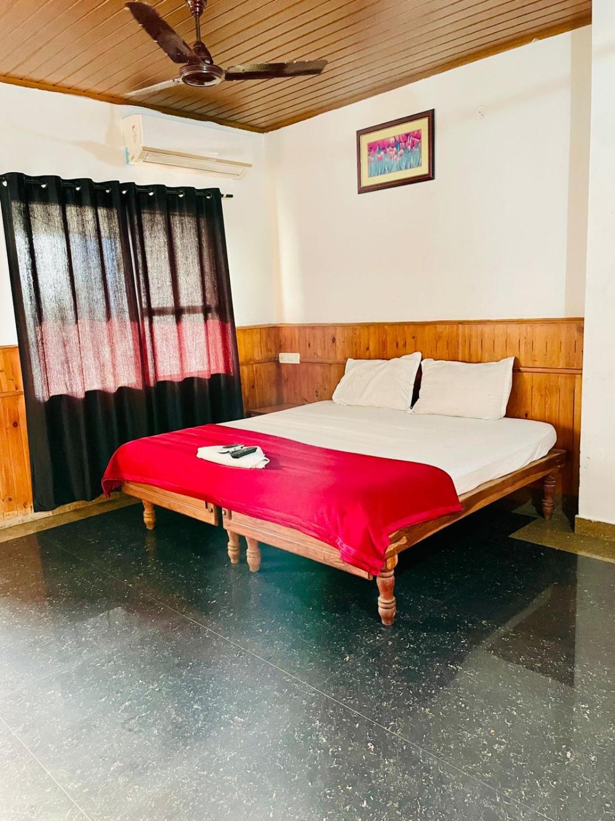 Oval Retreat Palace Hotel *