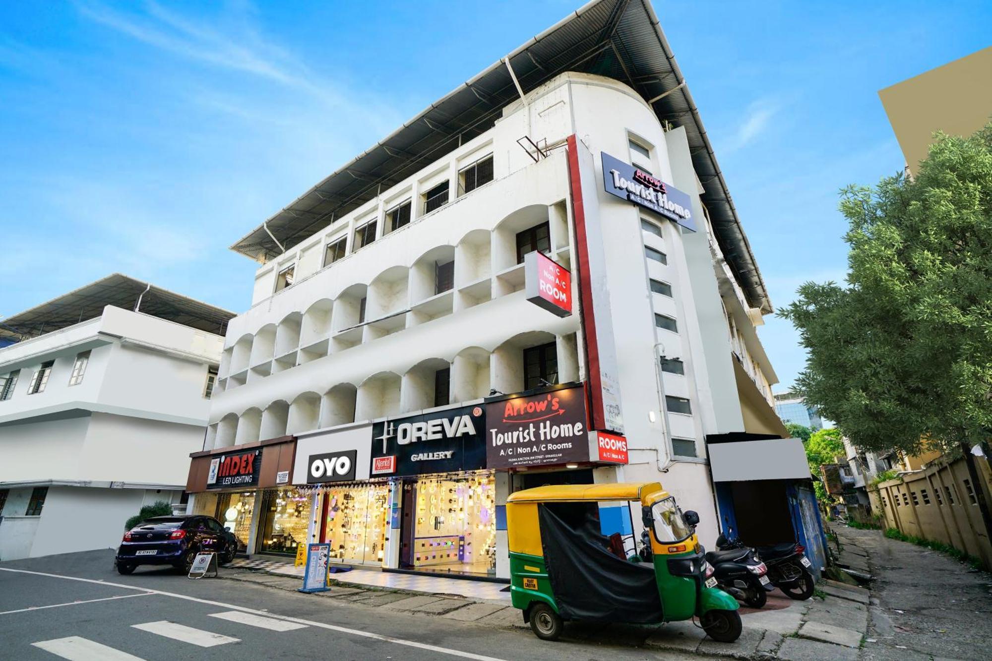 Oyo Flagship Arrows Tourist Hotel 3*